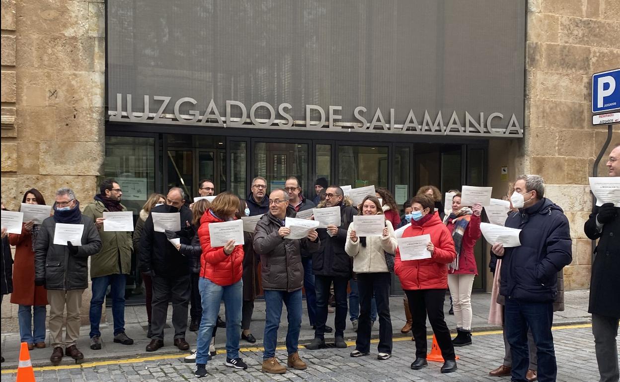  Trabajadores de justicia a las puertas de los juzgados de Salamanca. 