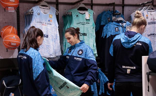 Las jugadoras de Avenida observan la camisate verde con la que por primera vez jugarán este domingo.