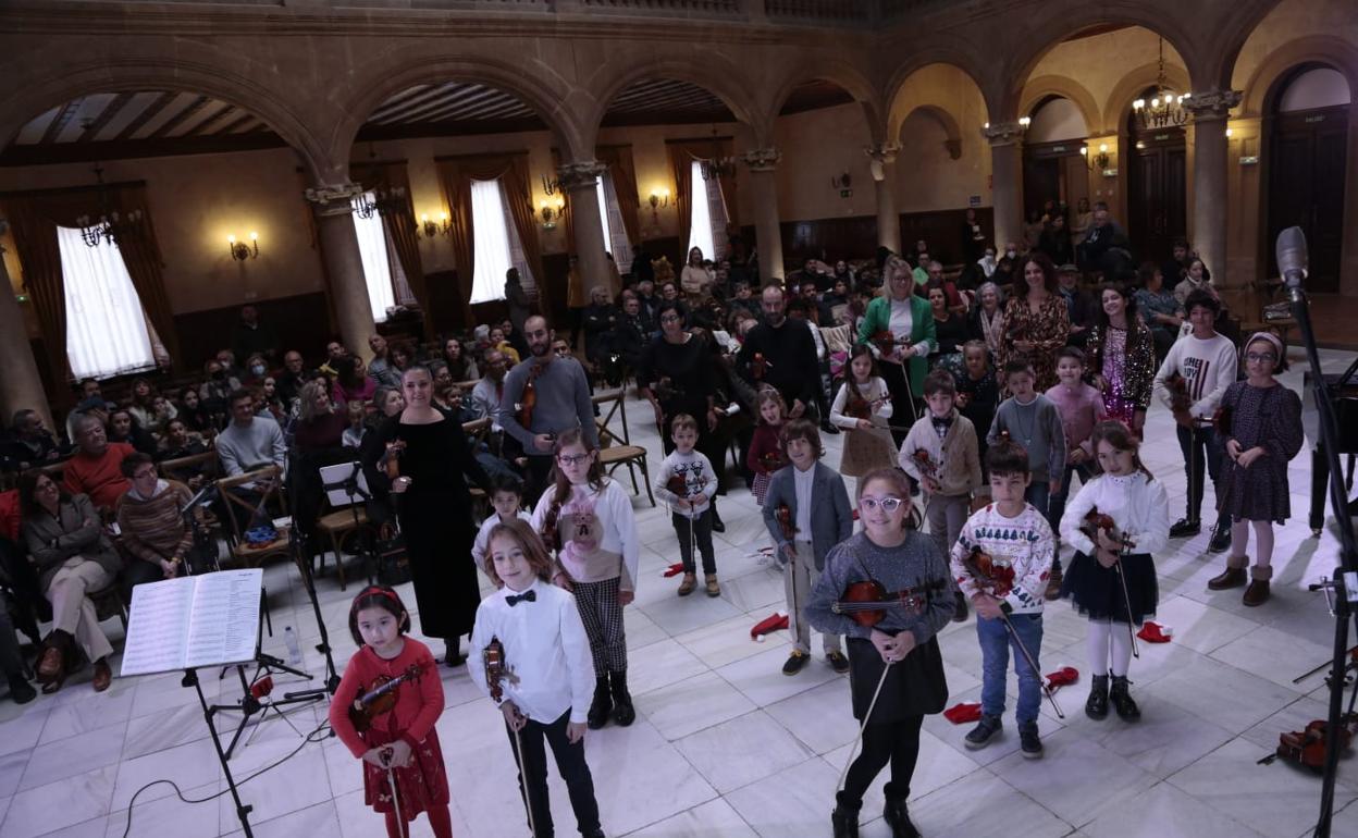 Los protagonistas del concierto minutos antes de empezar el acto.