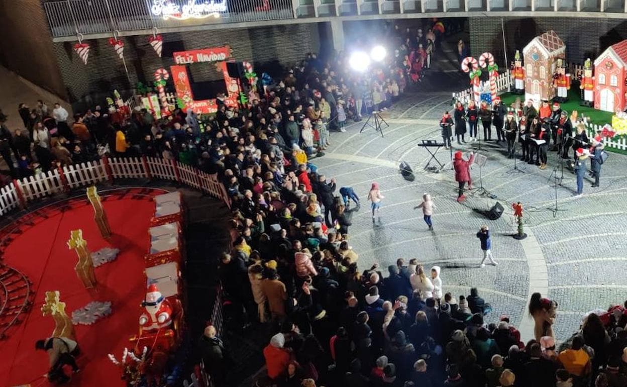 Aspecto que presentaba la plaza del pueblo durante la inauguración.