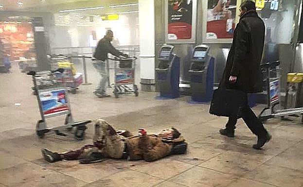 Imagen de heridos en el suelo tras el atentado en el aeropuerto de Zaventem, Bruselas. 