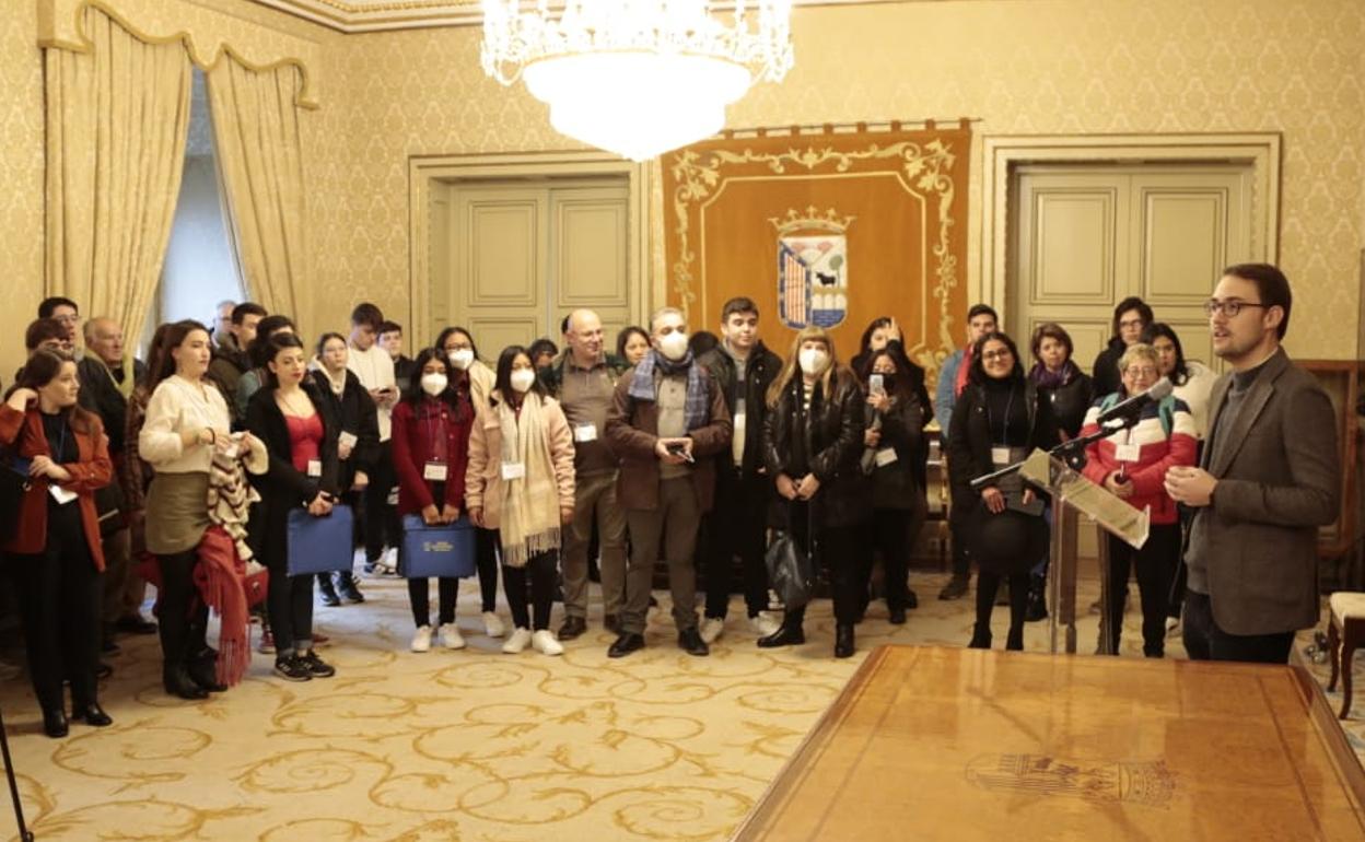 El concejal de Juventud, Ángel Fernández, en la recepción en el salón del Ayuntamiento a los participantes en el 38º Encuentro de Jóvenes Investigadores del INICE.