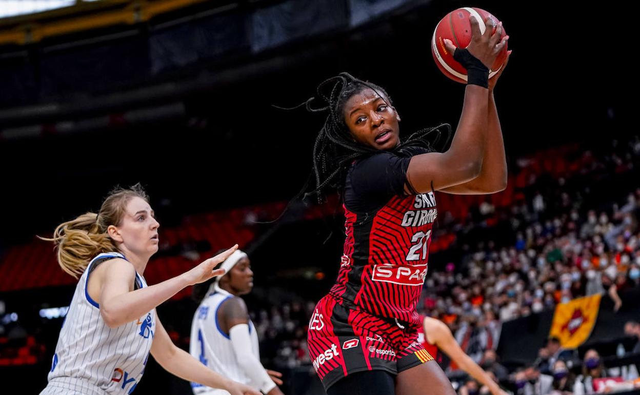 Michaela Onyenwere, ante Avenida on Girona. 
