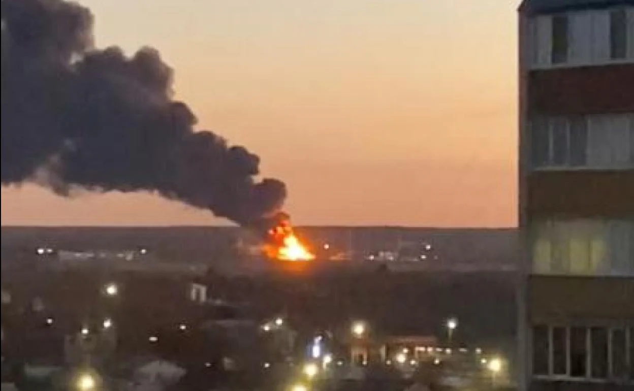Una columna de humo se elevaba ayer desde el tanque de petróleo alcanzado con un dron, en la región rusa de Kursk. 