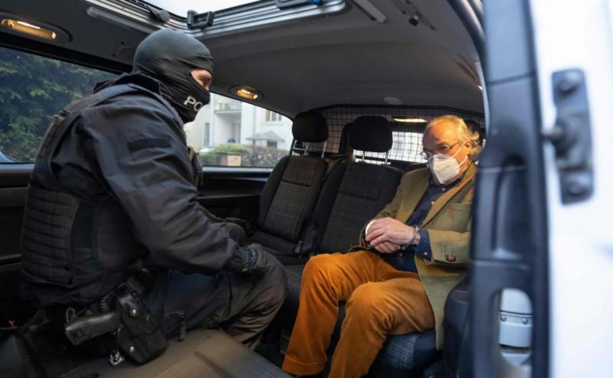 Un miembro de las fuerzas especiales durante la detención el miércoles del cabecilla de la organización, el príncipe Enrique XIII de Reuss. 