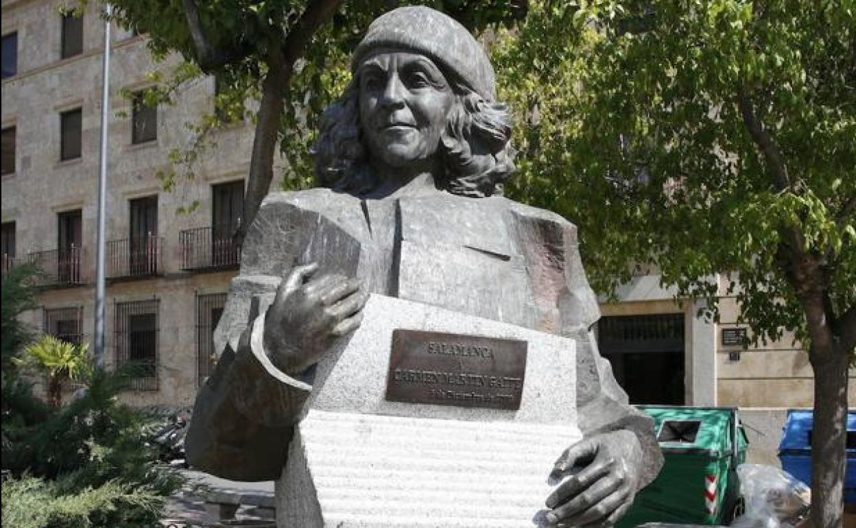 La escultura de la escritora salmantina Carmen Martín Gaite. 