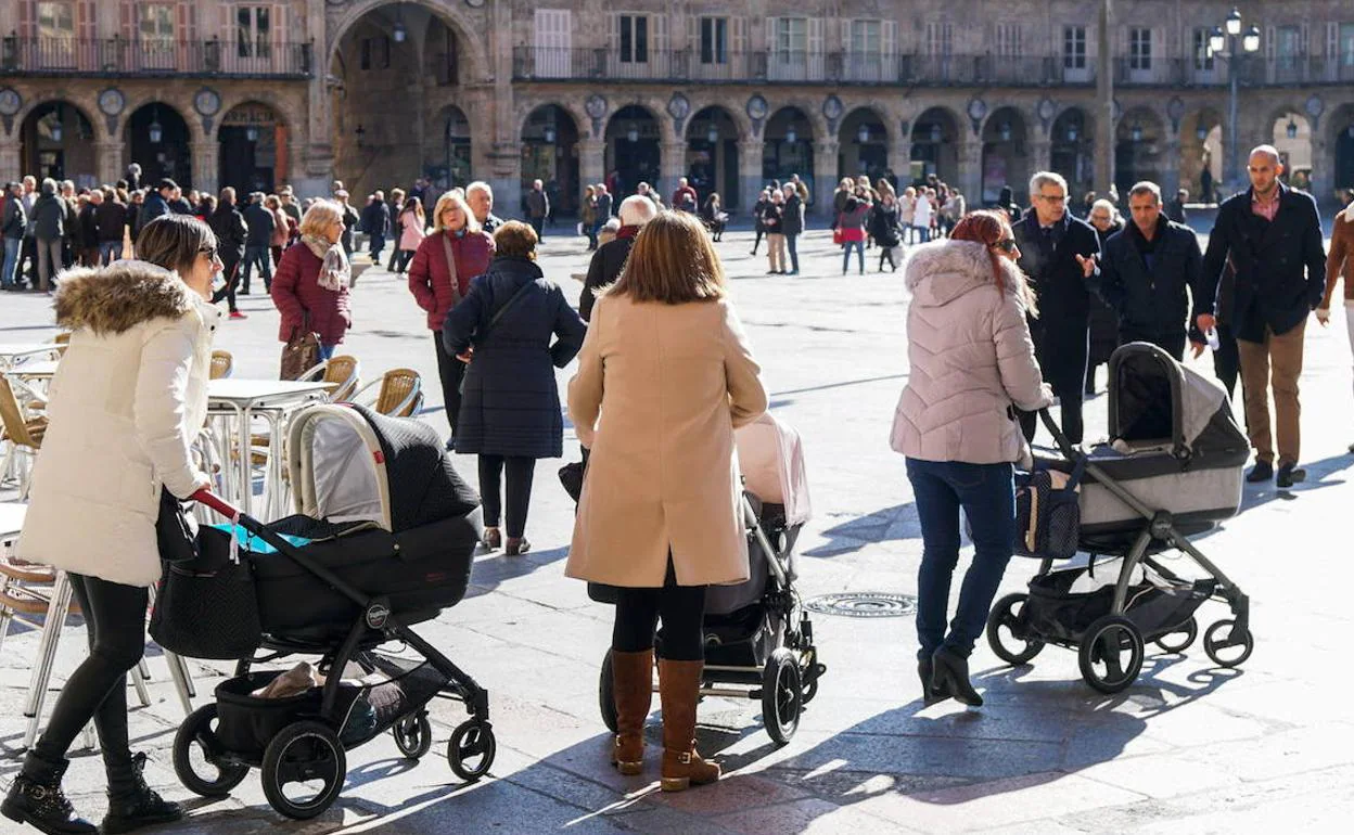 Varias mujeres pasean por la Plaza Mayor de Salamanca con sus carritos de bebé. 