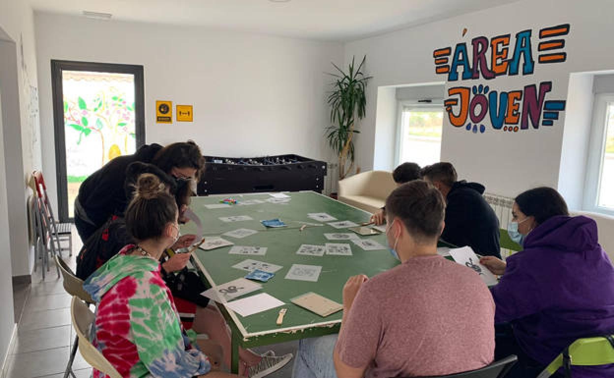 Jóvenes en un taller de revelado en Santa Marta. 