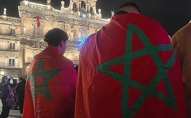 Aficionados marroquíes celebrando en la Plaza Mayor de Salamanca,