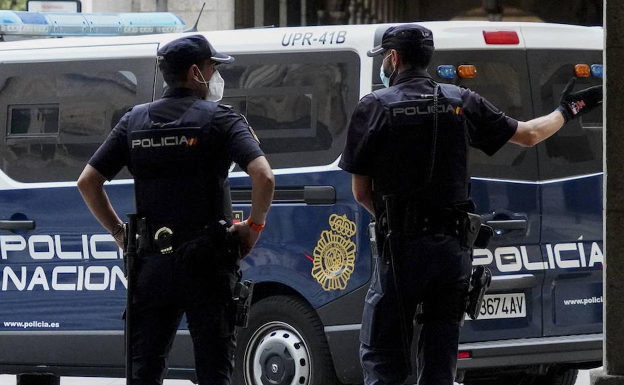 Dos agentes de la Policía Nacional en Salamanca. 