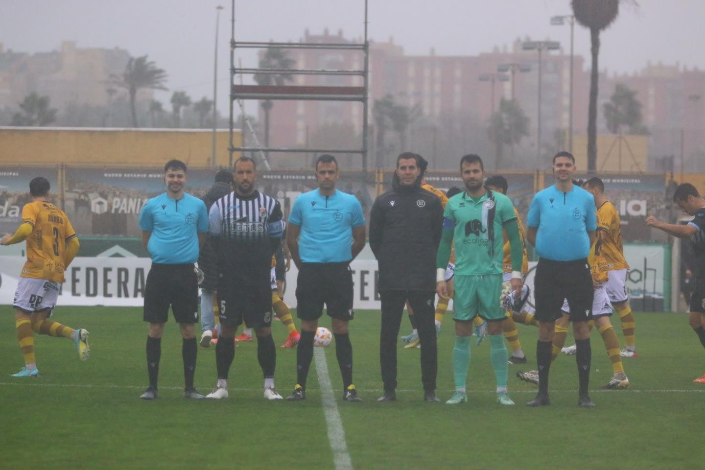 Los capitanes y los colegiados posan antes del inicio del choque. 