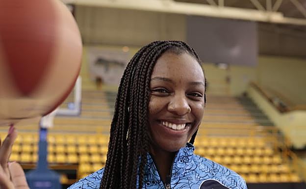 Michaela Onyenwere, con el balón. 
