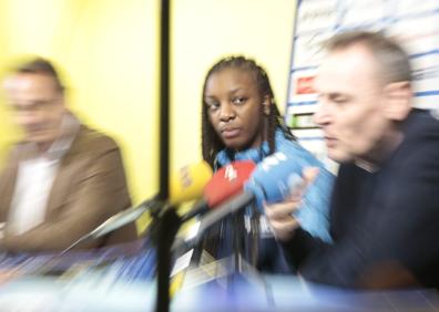 Imagen secundaria 1 - Michaela Onyenwere, en su presentación con Jorge Recio y Roberto Íñiguez. 