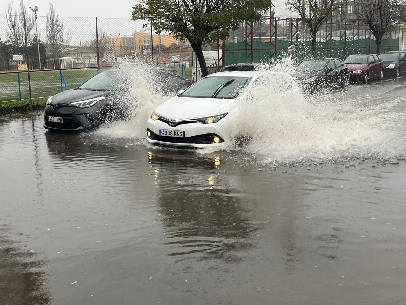 Las precipitaciones de las últimas horas convierten en ríos las calles de Salamanca