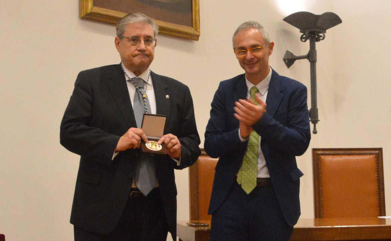 Francisco Lozano muestra la medalla junto al rector de la Universidad de Salamanca.