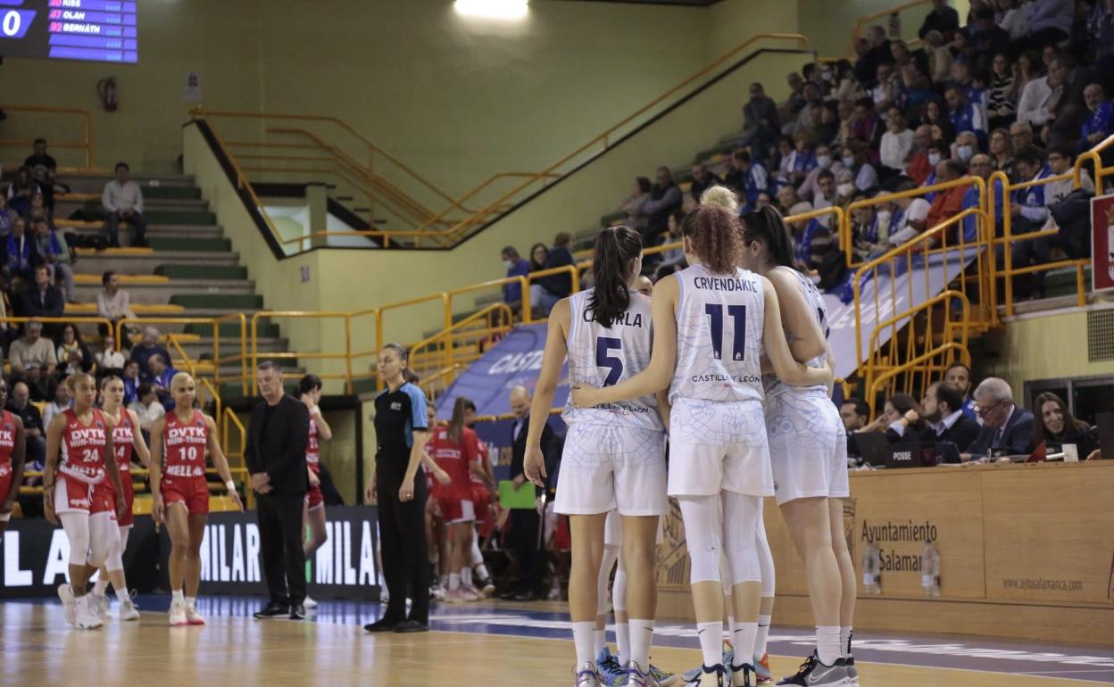 Las jugadoras de Perfumerías Avenida aguardan el inicio del partido. 