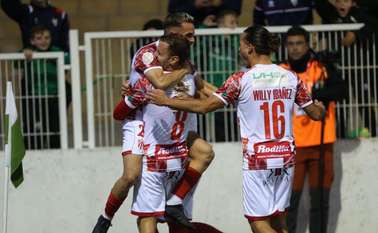 Jugadores del CD Guijuelo celebrando el primer tanto de Carmona ante el Deportivo de La Coruña.