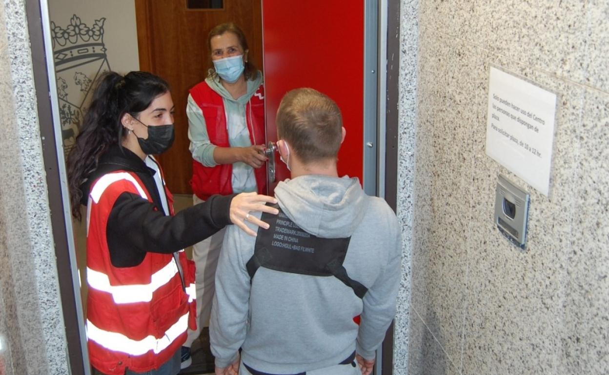 Cruz Roja recibiendo a personas al Centro de Atención a Personas sin Hogar. 