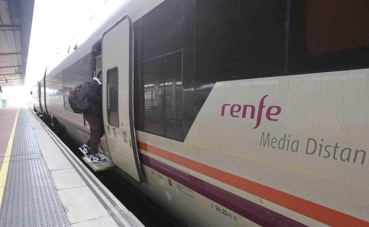 Un viajero entra en un tren de media distancia en la estación de Salamanca. 