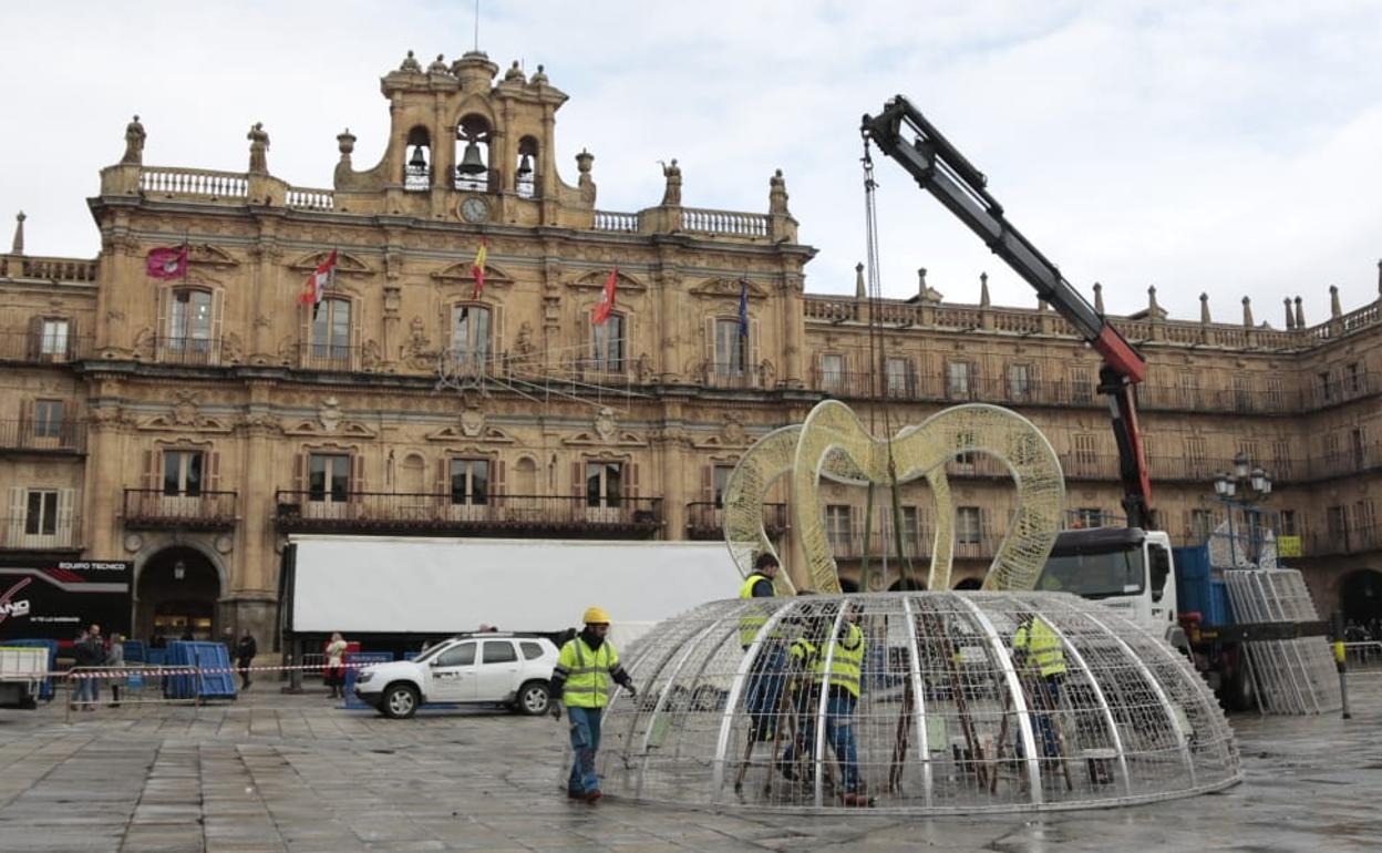 Los operarios desmontan la campana navideña para la Nochevieja Universitaria. 