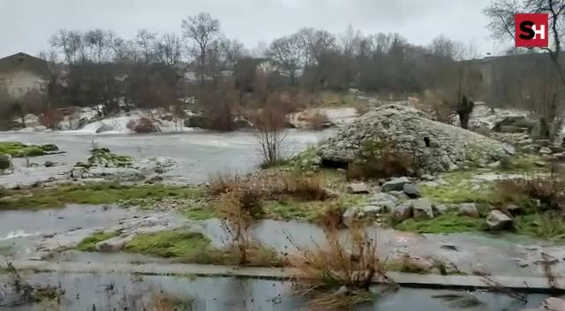 El Tormes da un respiro a su paso por el Puente del Congosto tras la apertura del embalse