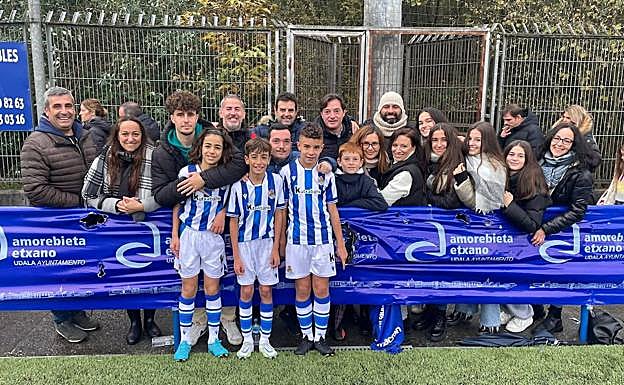 Imagen principal - Canteranos de Unionistas con la Real Sociedad la semana pasada. 