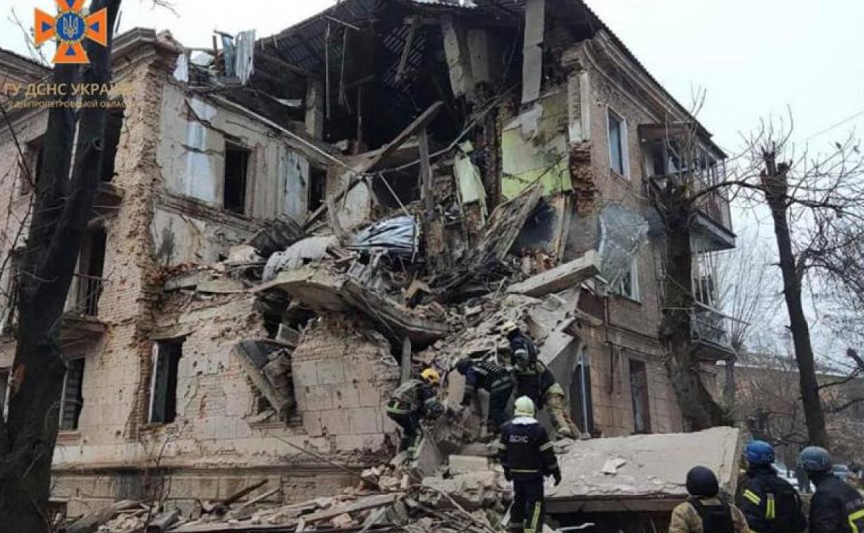 Un edificio residencial resulta dañado tras impactar un misil ruso en Krivói Rog. 