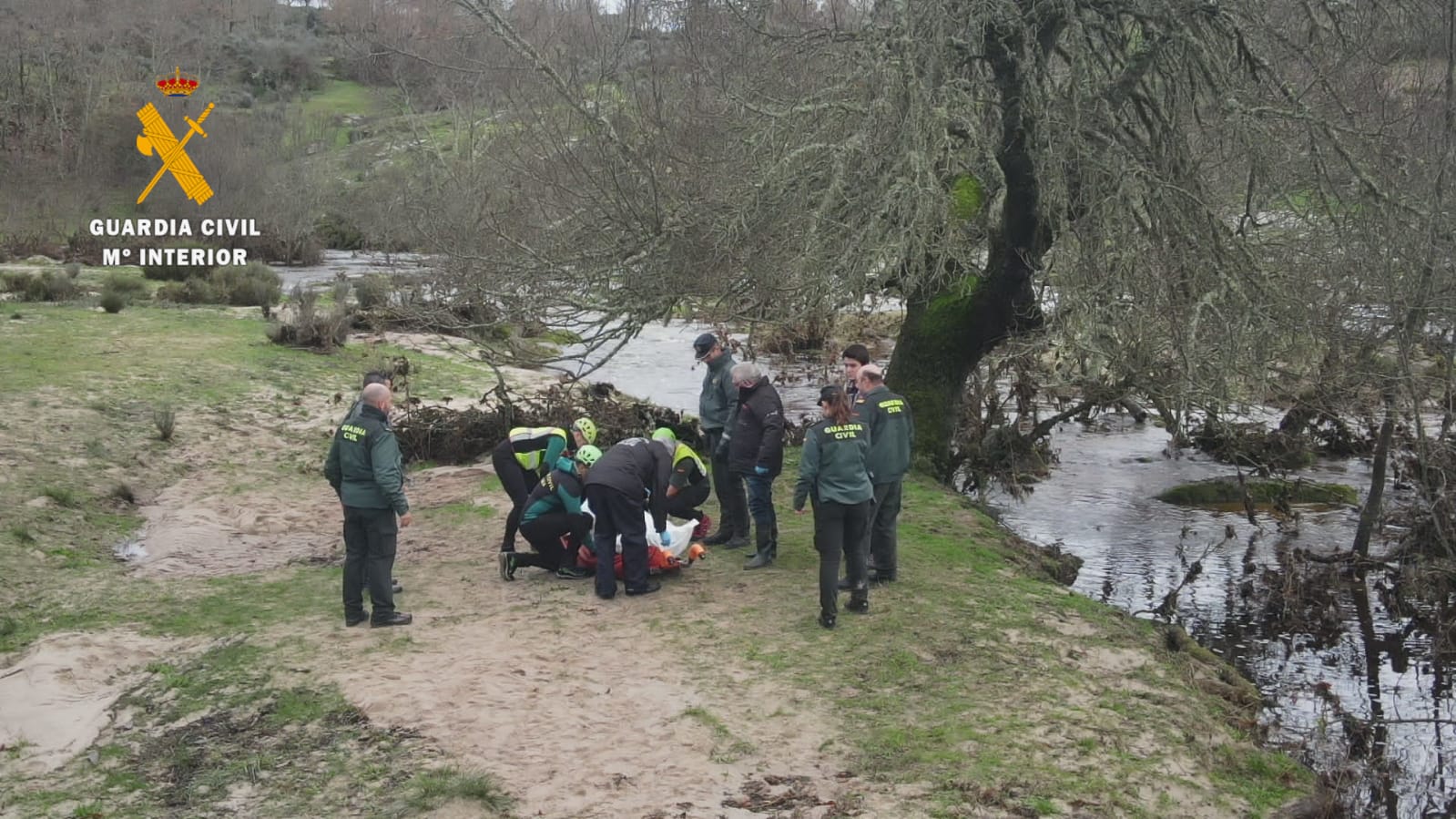 El operativo de búsqueda, junto al cuerpo sin vida del agente forestal. 