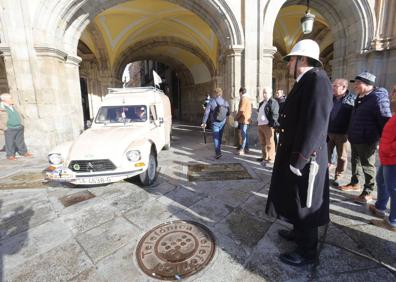 Imagen secundaria 1 - El agente que hace de Guardia Urbano saluda a varios de los vehículos. 