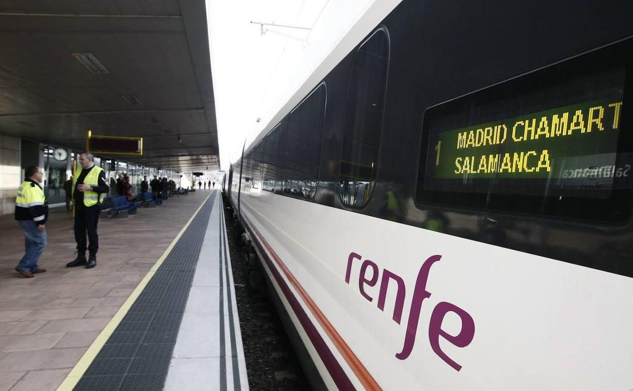 Alvia procedente de Madrid en la estación de Salamanca. 