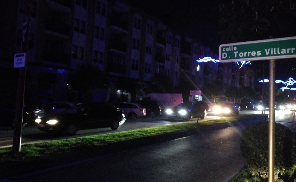 La calle principal de Santa Marta, sin luz, salvo la navideña. 
