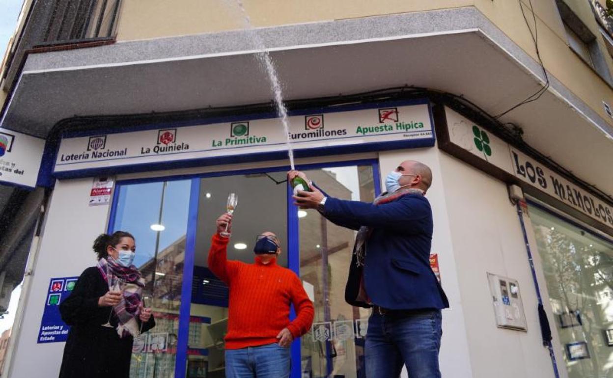Celebración de un premio Gordo en la administración Los Manolos de Salamanca.