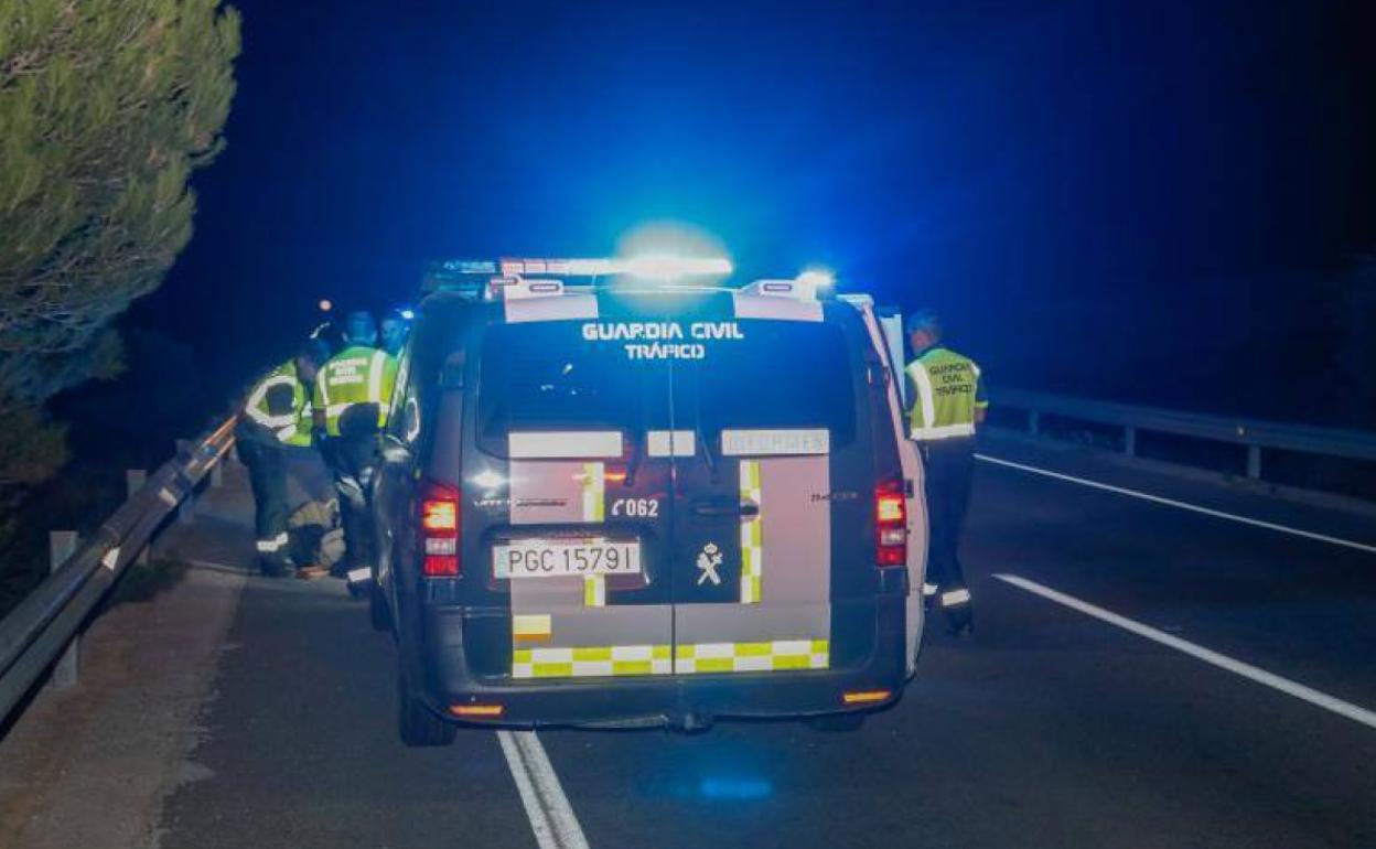 Dotación de la Guardia Civil de Tráfico en un accidente. 