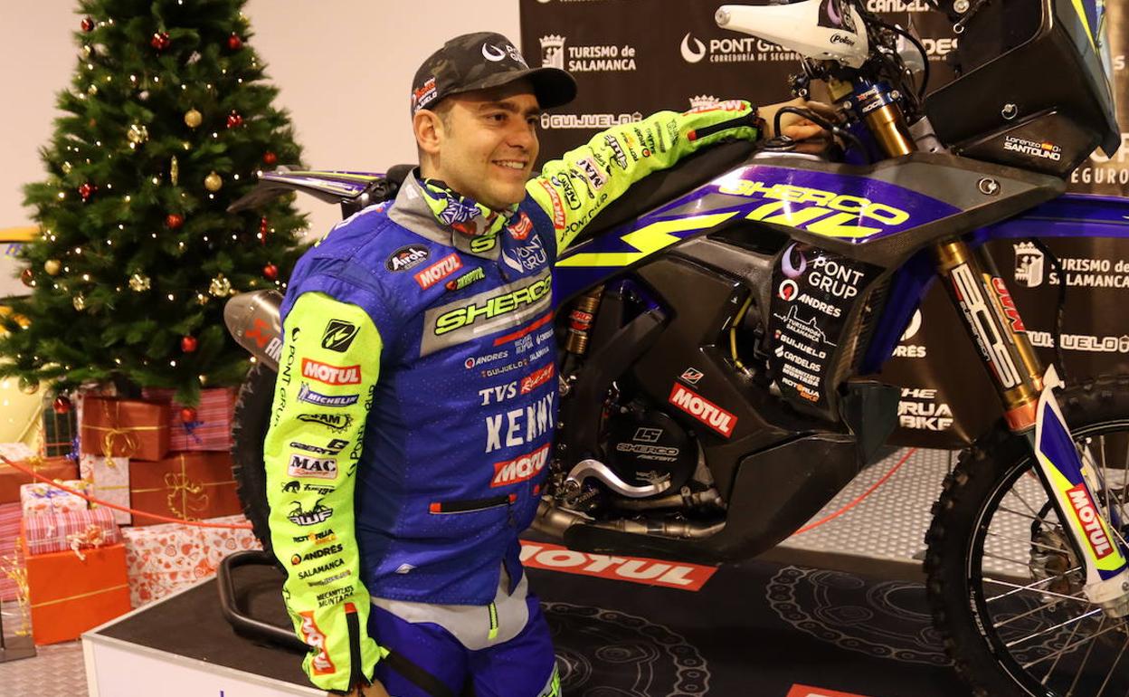 Lorenzo Santolino posando con la moto con la que disputará el rally Dakar 2023.