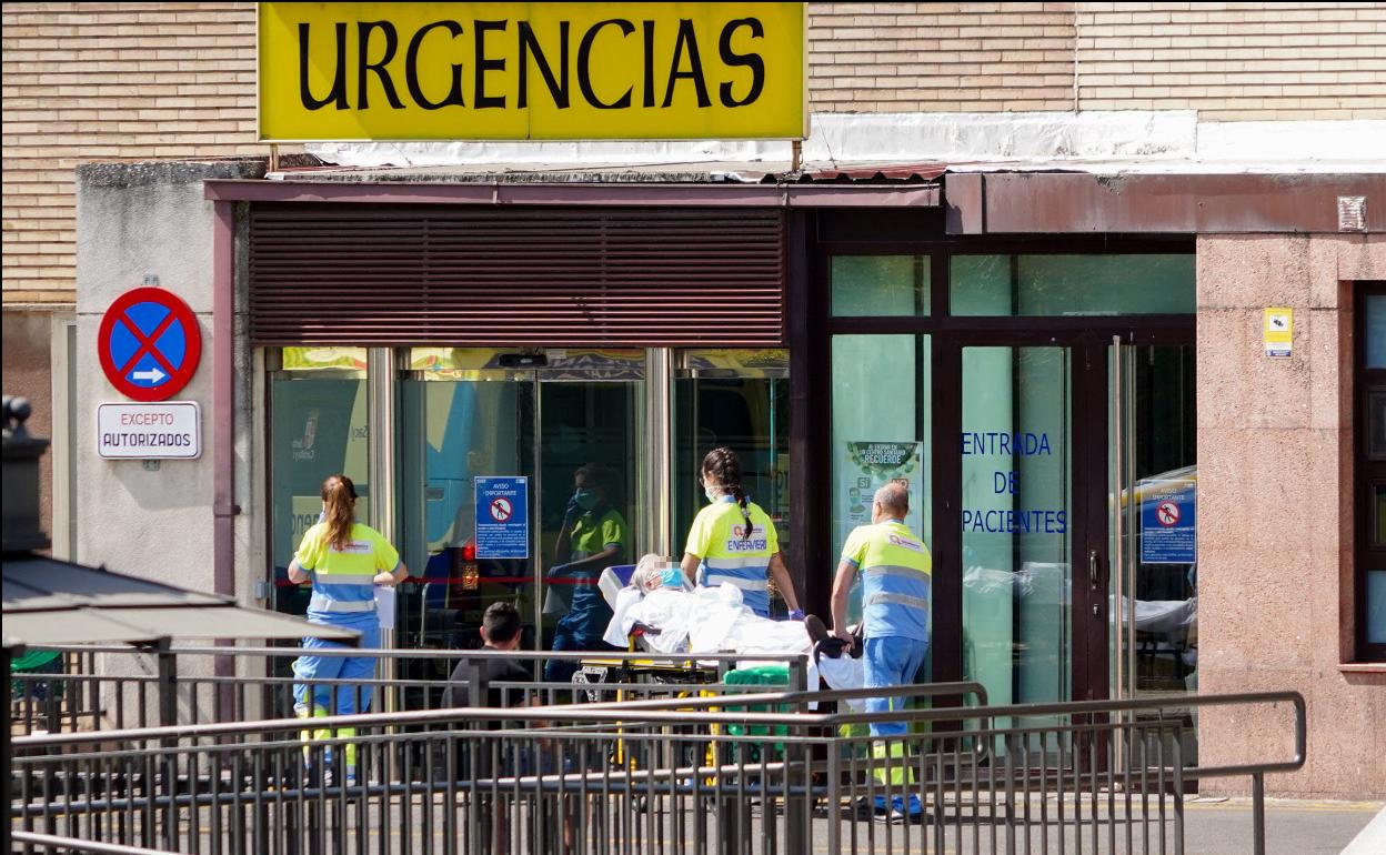 Sanitarios atendiendo a un paciente en el Clínico de Salamanca. l