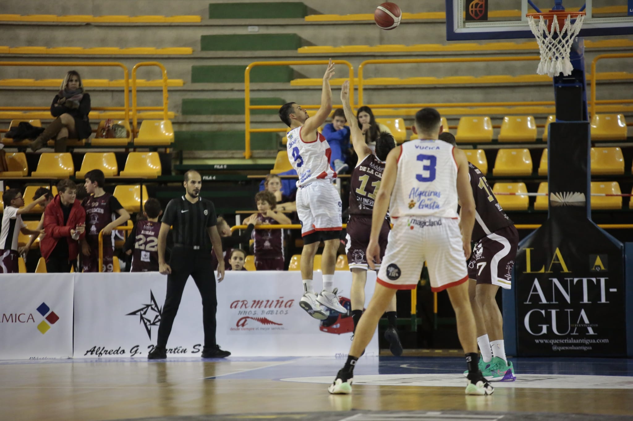 Fotos: La Antigua CB Tormes supera en un gran partido al Algeciras