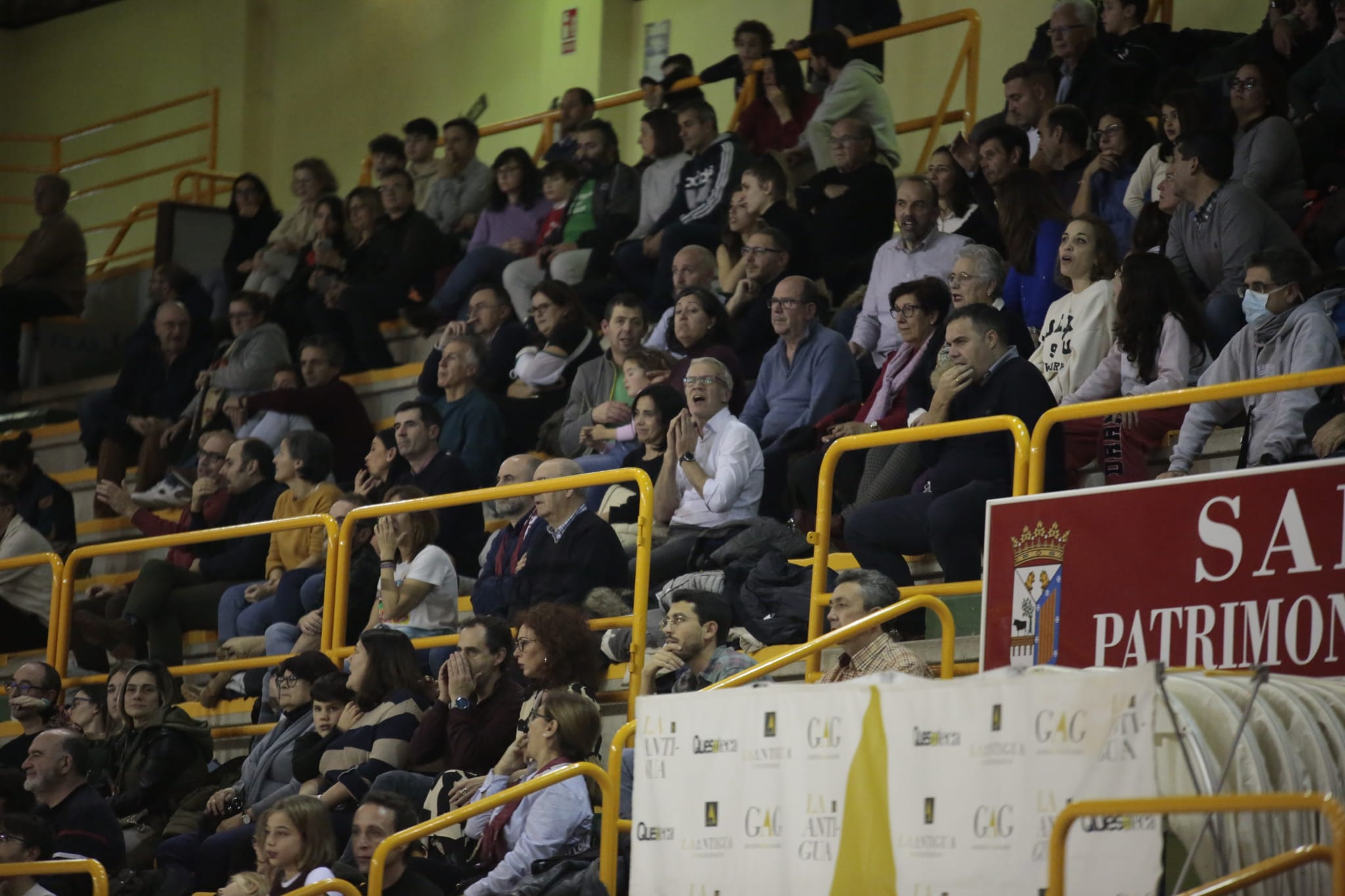 Fotos: La Antigua CB Tormes supera en un gran partido al Algeciras