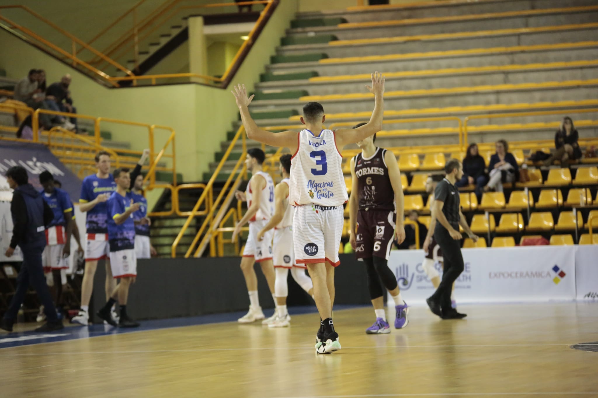 Fotos: La Antigua CB Tormes supera en un gran partido al Algeciras