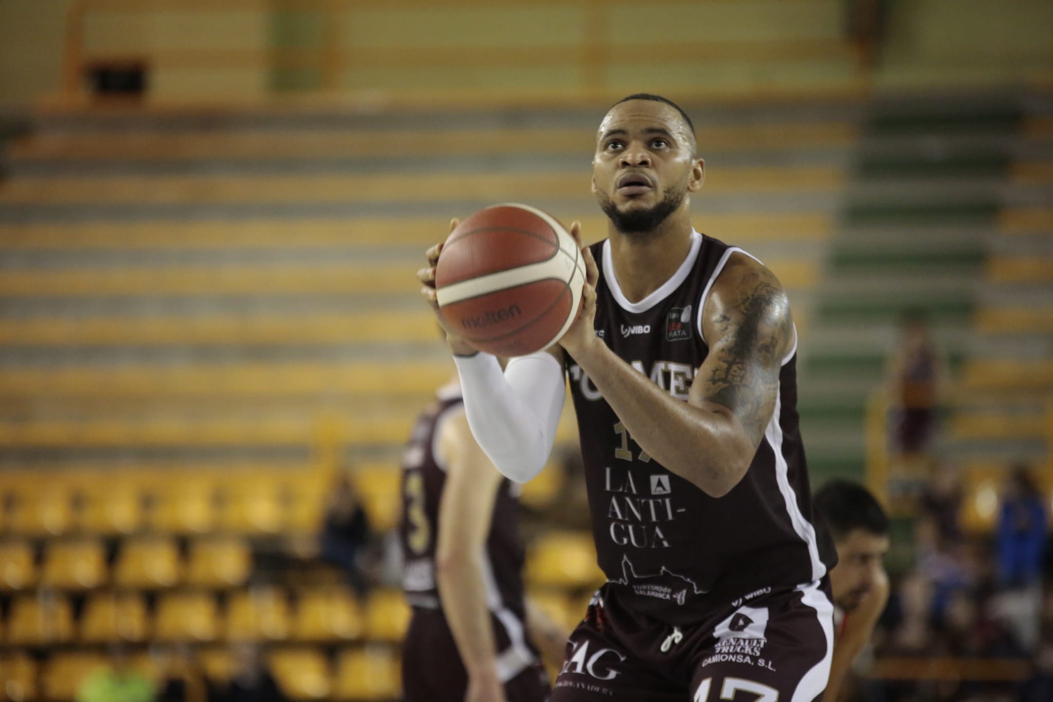 Fotos: La Antigua CB Tormes supera en un gran partido al Algeciras