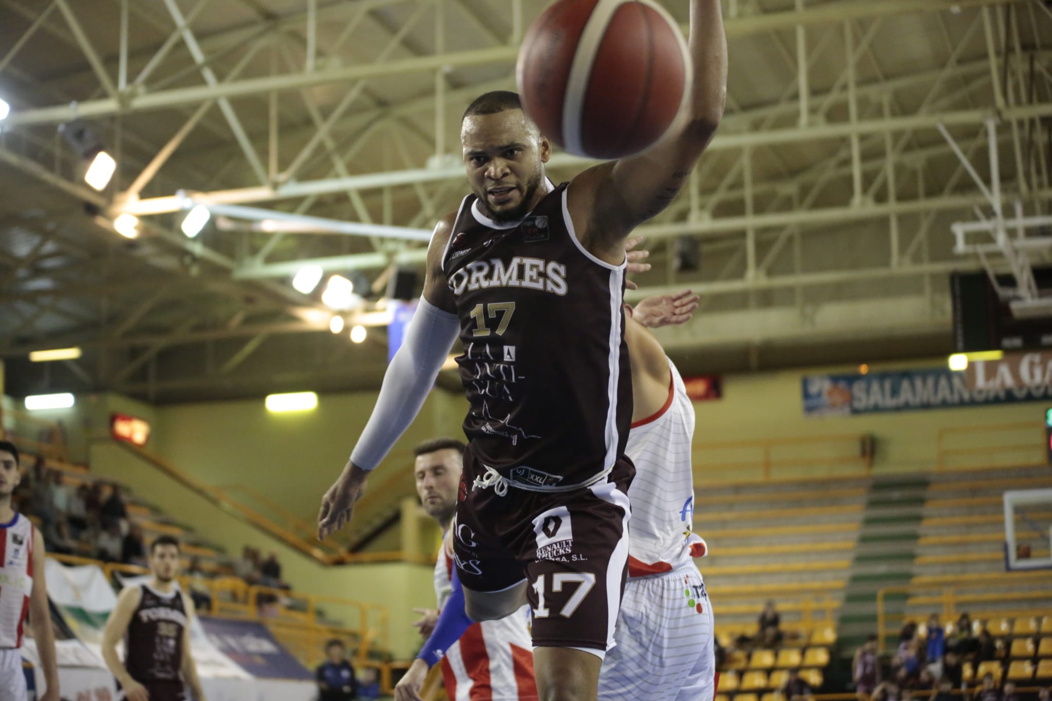 Fotos: La Antigua CB Tormes supera en un gran partido al Algeciras