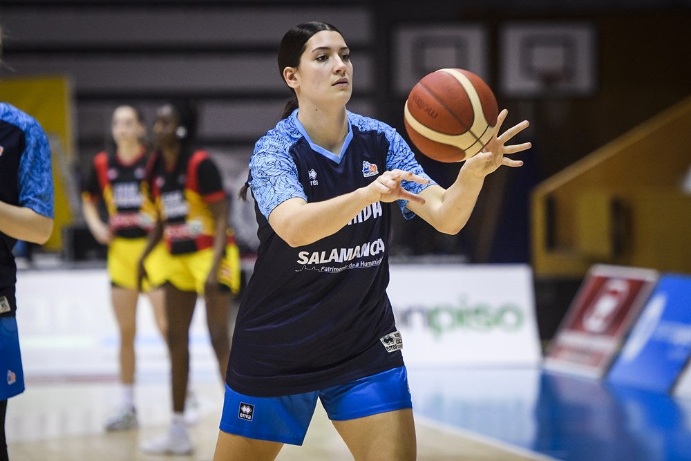 Fotos: Dura derrota para el Avenida en Girona en la Euroliga (74-48)