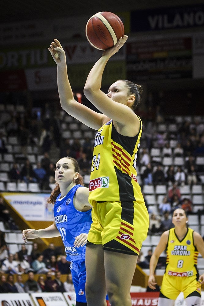 Fotos: Dura derrota para el Avenida en Girona en la Euroliga (74-48)