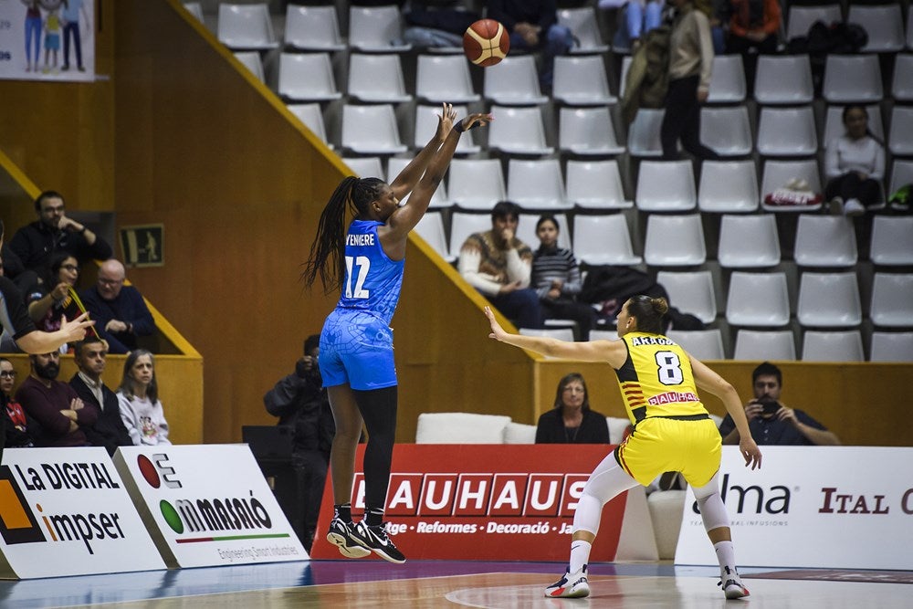 Fotos: Dura derrota para el Avenida en Girona en la Euroliga (74-48)