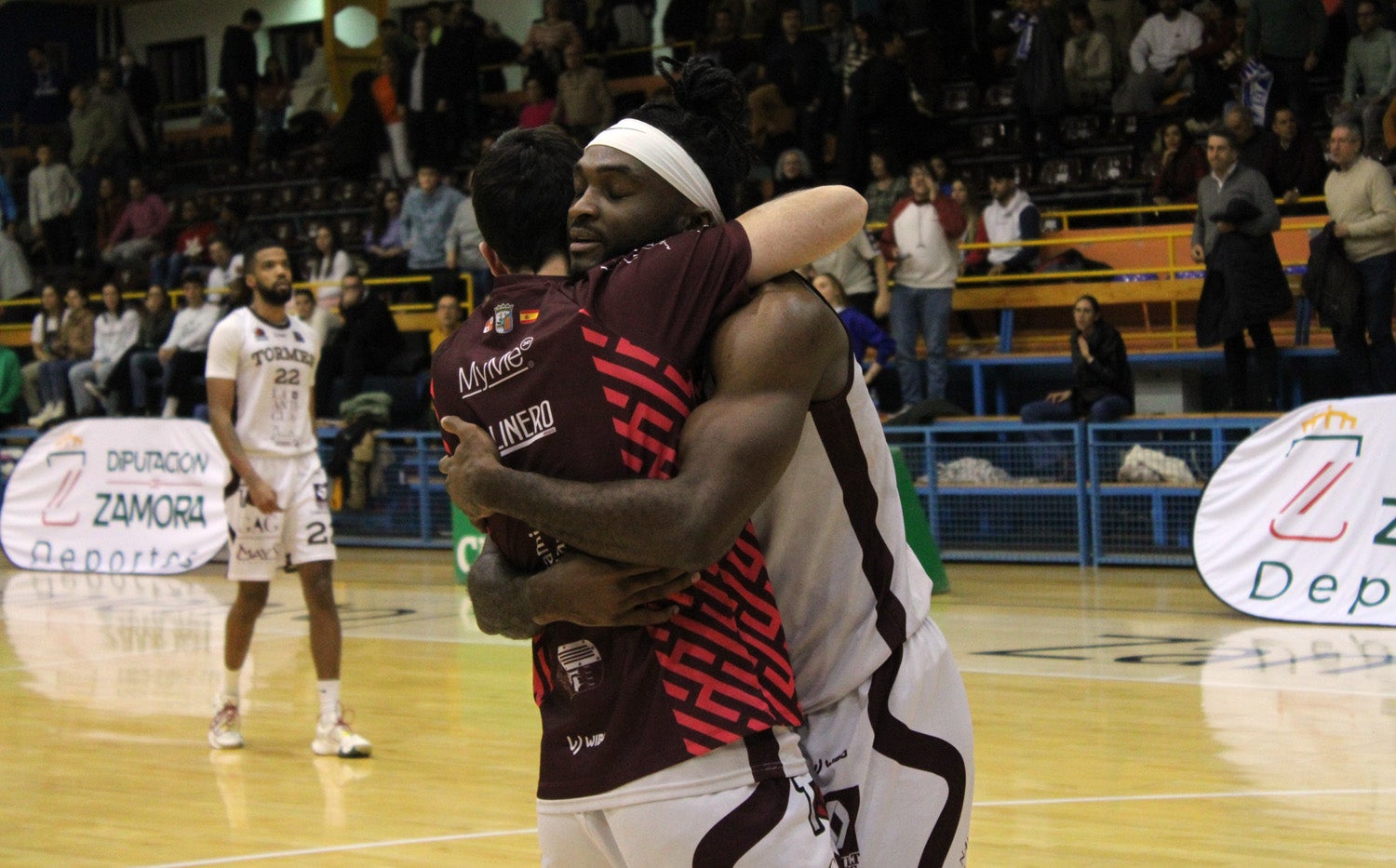 Varios jugadores del CB Tormes celebran la importante victoria en Zamora. 