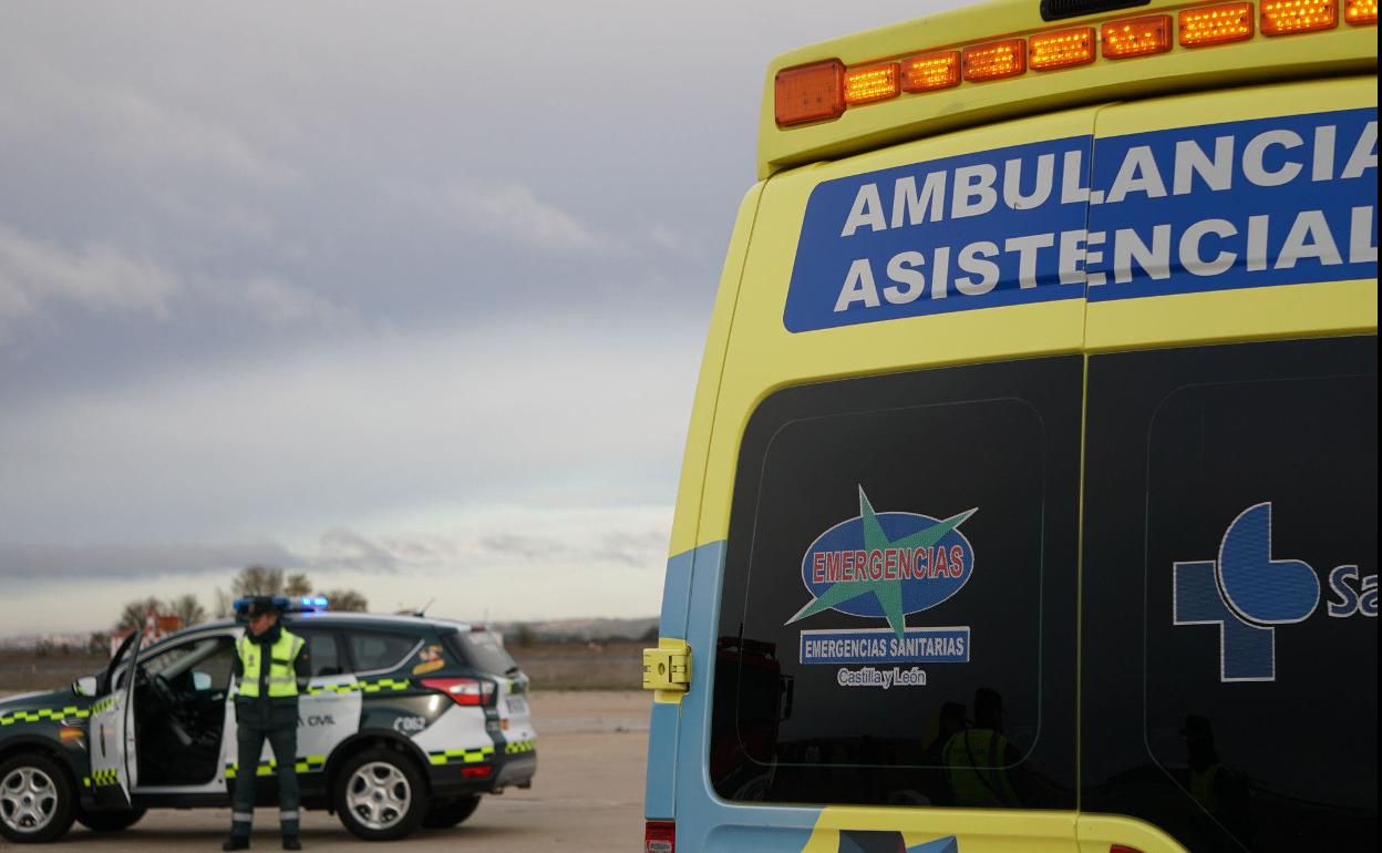 La Guardia Civil y la Asistencia Sanitaria atendiendo una emergencia. 