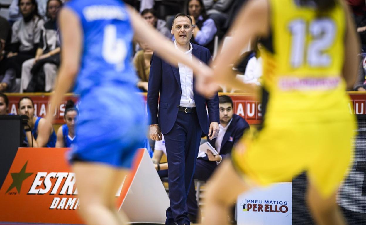 Roberto Íñiguez, durante el partido en Fontajau. 