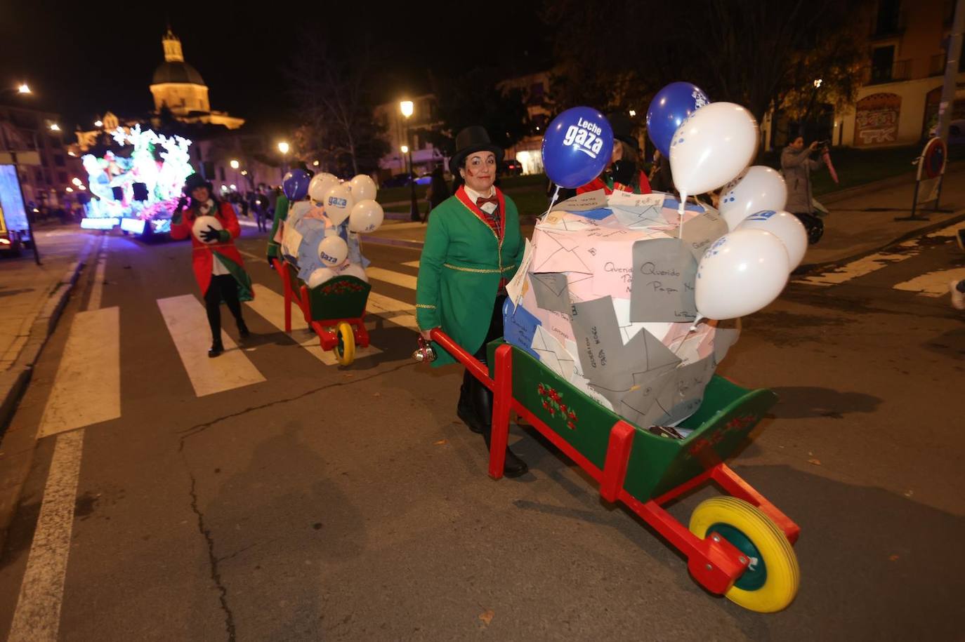 Fotos: La llegada de Papá Noel revoluciona a los más pequeños salmantinos