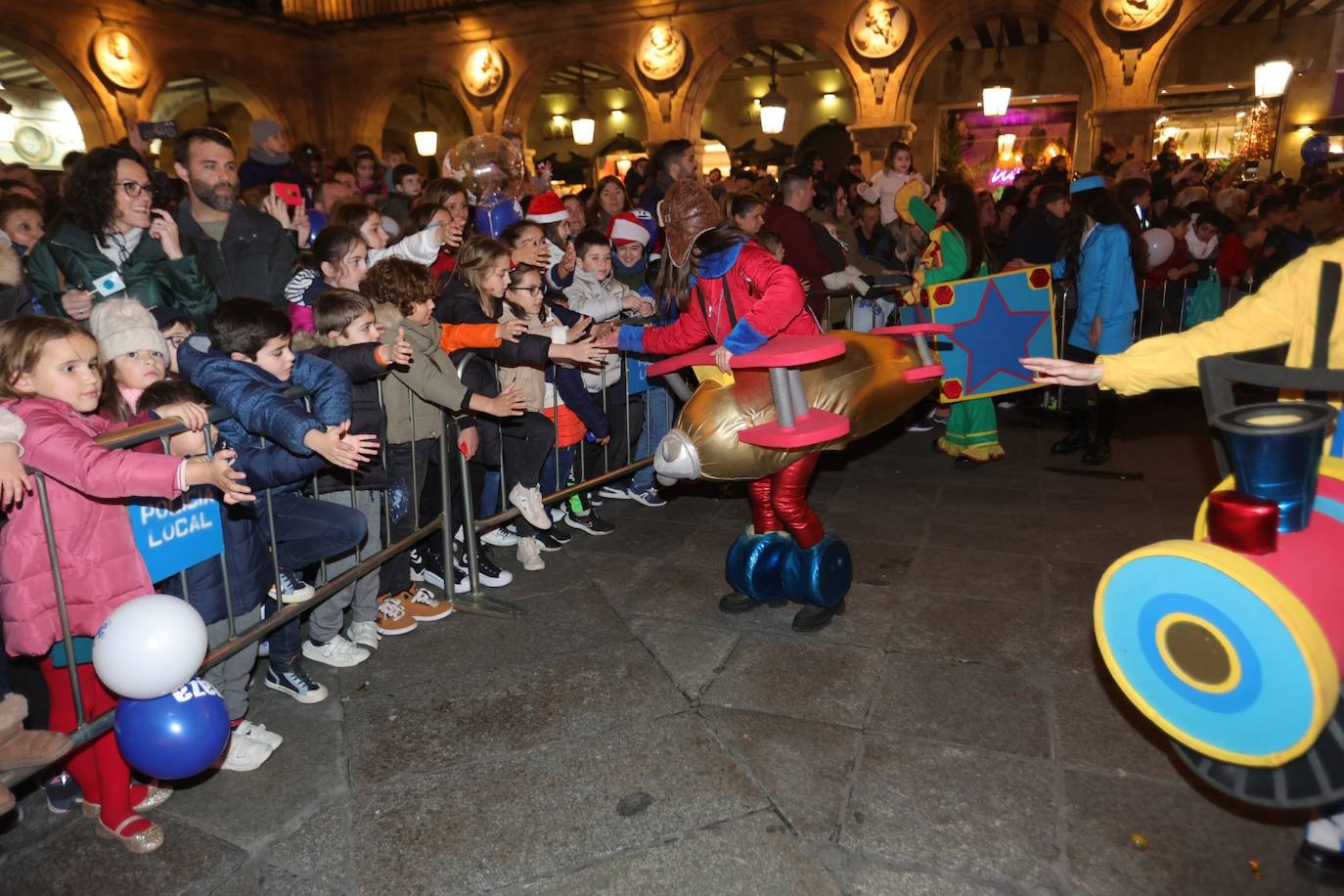 Fotos: La llegada de Papá Noel revoluciona a los más pequeños salmantinos
