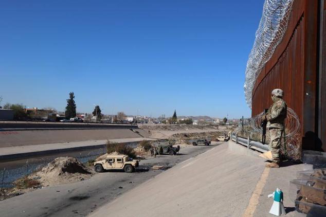 Un integrante de la Guardia Nacional estadounidense vigila este jueves, en la valla fronteriza de El Paso, Texas, frente a Ciudad Juárez, México.