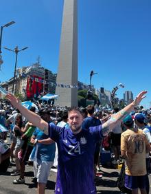 Imagen secundaria 2 - Así estaban las calles de Buenos Aires a la llegada de la selección de Argentina y, a la derecha, Juan Martín del Boca junto al Obelisco, monumento histórico de 67,5 metros de altura, considerado un ícono de la Ciudad de Buenos Aires. 